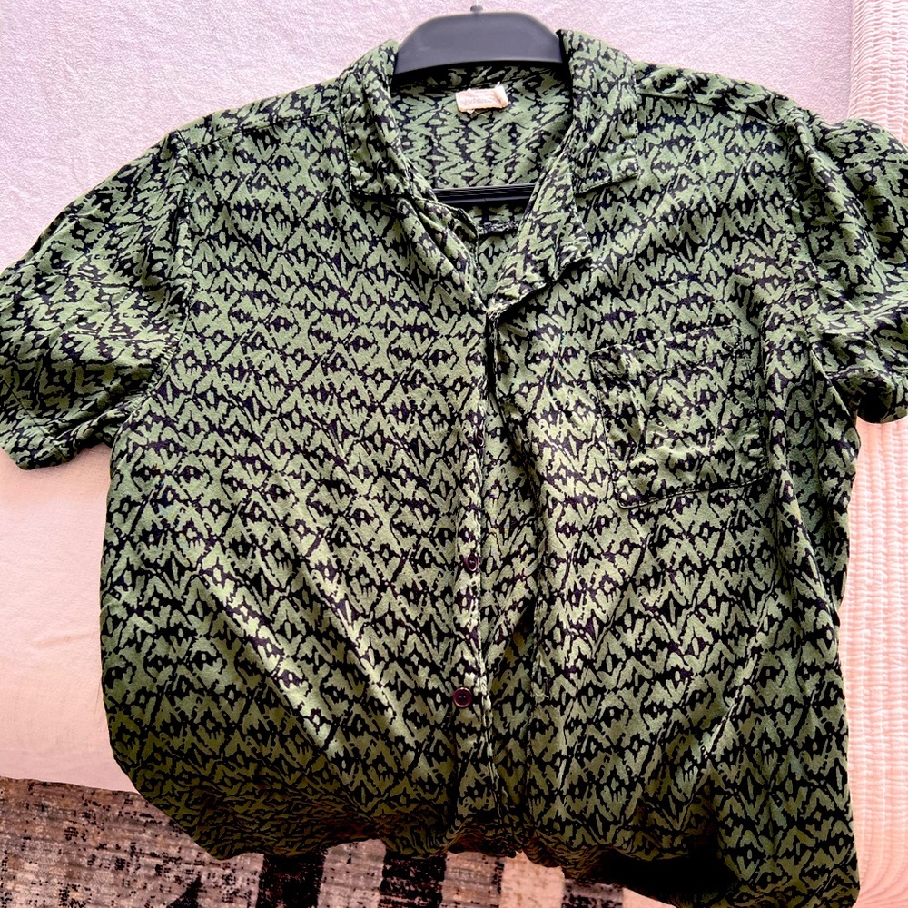Top man Men’s green zig zag button up in used